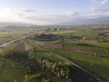 Bulgaristan 'ın Blagoevgrad bölgesinin Topolnitsa köyü yakınlarındaki Struma nehrinin hava günbatımı manzarası
