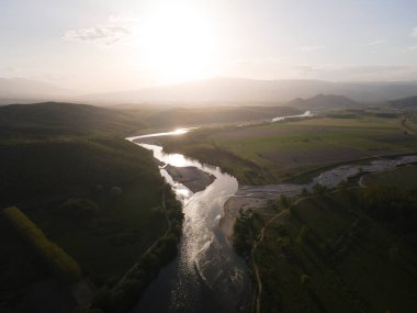 Bulgaristan 'ın Blagoevgrad bölgesinin Topolnitsa köyü yakınlarındaki Struma nehrinin hava günbatımı manzarası