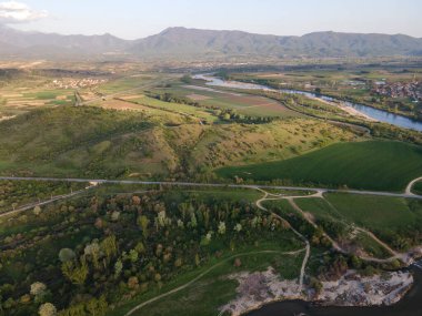 Bulgaristan 'ın Blagoevgrad bölgesinin Topolnitsa köyü yakınlarındaki Struma nehrinin hava günbatımı manzarası