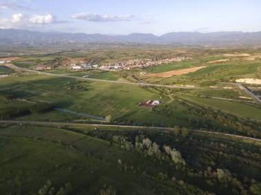 Bulgaristan 'ın Blagoevgrad bölgesinin Topolnitsa köyü yakınlarındaki Struma nehrinin hava günbatımı manzarası