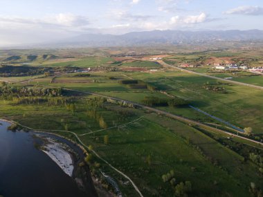 Bulgaristan 'ın Blagoevgrad bölgesinin Topolnitsa köyü yakınlarındaki Struma nehrinin hava günbatımı manzarası