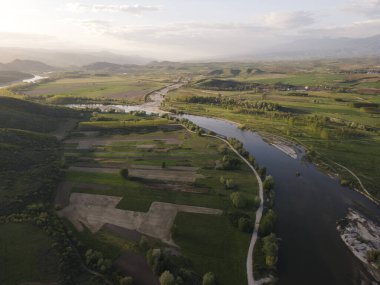 Bulgaristan 'ın Blagoevgrad bölgesinin Topolnitsa köyü yakınlarındaki Struma nehrinin hava günbatımı manzarası
