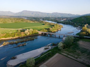 Bulgaristan 'ın Blagoevgrad bölgesinin Topolnitsa köyü yakınlarındaki Struma nehrinin hava günbatımı manzarası
