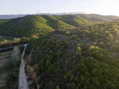 Bulgaristan 'ın Blagoevgrad bölgesinin Topolnitsa köyü yakınlarındaki Struma nehrinin hava günbatımı manzarası