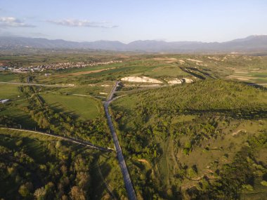 Bulgaristan 'ın Blagoevgrad bölgesinin Topolnitsa köyü yakınlarındaki Struma nehrinin hava günbatımı manzarası