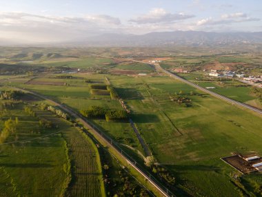 Bulgaristan 'ın Blagoevgrad bölgesinin Topolnitsa köyü yakınlarındaki Struma nehrinin hava günbatımı manzarası