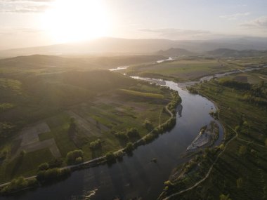 Bulgaristan 'ın Blagoevgrad bölgesinin Topolnitsa köyü yakınlarındaki Struma nehrinin hava günbatımı manzarası