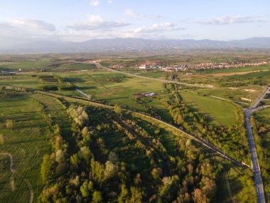 Bulgaristan 'ın Blagoevgrad bölgesinin Topolnitsa köyü yakınlarındaki Struma nehrinin hava günbatımı manzarası