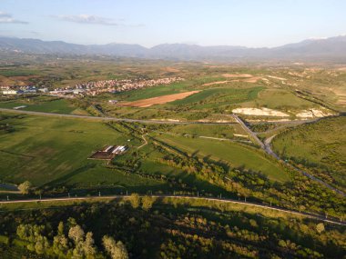 Bulgaristan 'ın Blagoevgrad bölgesinin Topolnitsa köyü yakınlarındaki Struma nehrinin hava günbatımı manzarası