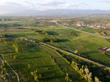 Bulgaristan 'ın Blagoevgrad bölgesinin Topolnitsa köyü yakınlarındaki Struma nehrinin hava günbatımı manzarası