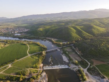 Bulgaristan 'ın Blagoevgrad bölgesinin Topolnitsa köyü yakınlarındaki Struma nehrinin hava günbatımı manzarası