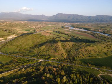 Bulgaristan 'ın Blagoevgrad bölgesinin Topolnitsa köyü yakınlarındaki Struma nehrinin hava günbatımı manzarası