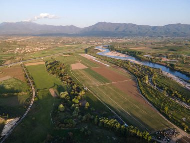 Bulgaristan 'ın Blagoevgrad bölgesinin Topolnitsa köyü yakınlarındaki Struma nehrinin hava günbatımı manzarası