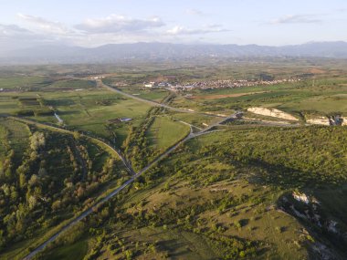 Bulgaristan 'ın Blagoevgrad bölgesinin Topolnitsa köyü yakınlarındaki Struma nehrinin hava günbatımı manzarası