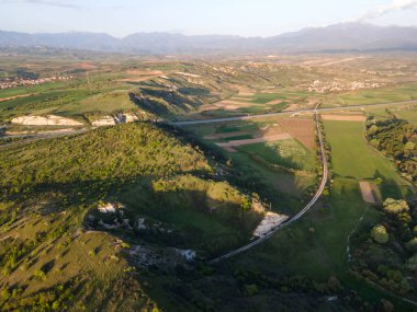 Bulgaristan 'ın Blagoevgrad bölgesinin Topolnitsa köyü yakınlarındaki Struma nehrinin hava günbatımı manzarası