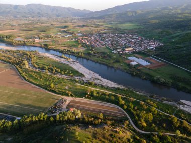 Bulgaristan 'ın Blagoevgrad bölgesinin Topolnitsa köyü yakınlarındaki Struma nehrinin hava günbatımı manzarası