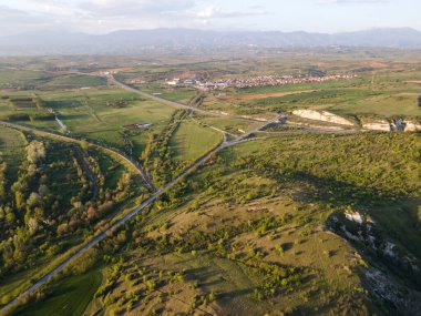 Bulgaristan 'ın Blagoevgrad bölgesinin Topolnitsa köyü yakınlarındaki Struma nehrinin hava günbatımı manzarası