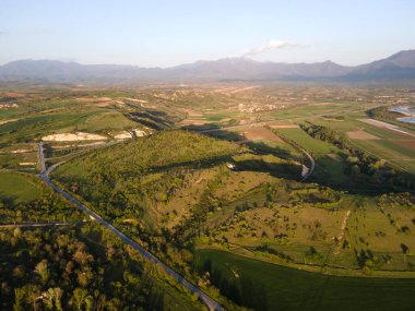 Bulgaristan 'ın Blagoevgrad bölgesinin Topolnitsa köyü yakınlarındaki Struma nehrinin hava günbatımı manzarası