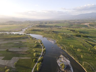 Bulgaristan 'ın Blagoevgrad bölgesinin Topolnitsa köyü yakınlarındaki Struma nehrinin hava günbatımı manzarası