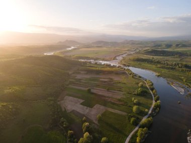 Bulgaristan 'ın Blagoevgrad bölgesinin Topolnitsa köyü yakınlarındaki Struma nehrinin hava günbatımı manzarası