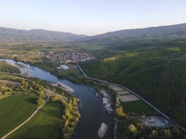 Bulgaristan 'ın Blagoevgrad bölgesinin Topolnitsa köyü yakınlarındaki Struma nehrinin hava günbatımı manzarası