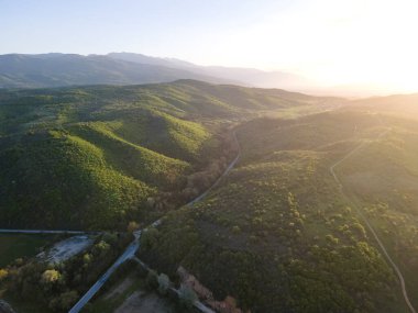 Bulgaristan 'ın Blagoevgrad bölgesinin Topolnitsa köyü yakınlarındaki Struma nehrinin hava günbatımı manzarası