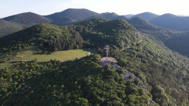 Bulgaristan 'ın Okolchitsa zirvesi yakınlarındaki Balkan Dağları' nın şaşırtıcı hava manzarası