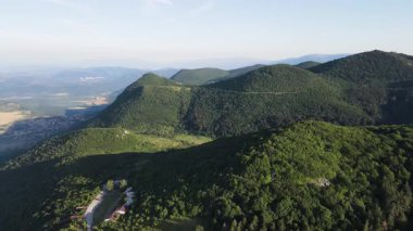 Bulgaristan 'ın Okolchitsa zirvesi yakınlarındaki Balkan Dağları' nın şaşırtıcı hava manzarası