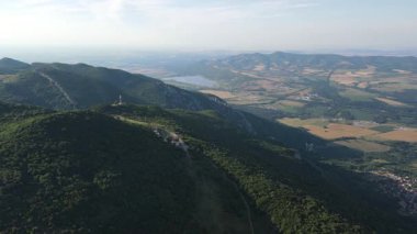 Bulgaristan 'ın Okolchitsa zirvesi yakınlarındaki Balkan Dağları' nın şaşırtıcı hava manzarası