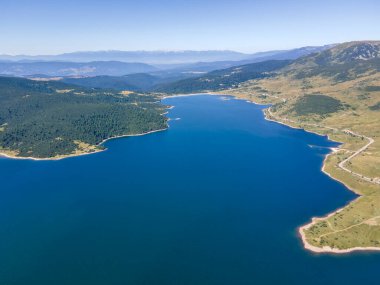 Belmeken Barajı 'nın Havadan Yaz manzarası, Rila dağı, Bulgaristan