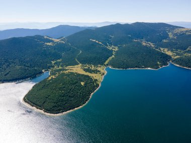 Belmeken Barajı 'nın Havadan Yaz manzarası, Rila dağı, Bulgaristan