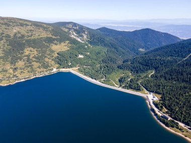 Belmeken Barajı 'nın Havadan Yaz manzarası, Rila dağı, Bulgaristan