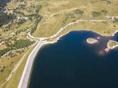 Belmeken Barajı 'nın Havadan Yaz manzarası, Rila dağı, Bulgaristan