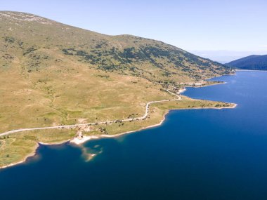 Belmeken Barajı 'nın Havadan Yaz manzarası, Rila dağı, Bulgaristan