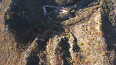 Bulgaristan 'ın Chepelarska Nehri (Chaya) etrafındaki Rodop Dağları' nın sonbahar havası manzarası