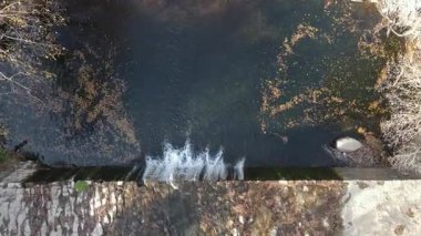 Bulgaristan 'ın Chepelarska Nehri (Chaya) etrafındaki Rodop Dağları' nın sonbahar havası manzarası