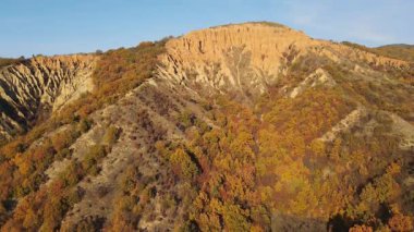 Kaya oluşumunun hava günbatımı görüntüsü Stob piramitleri, Rila Dağı, Kyustendil bölgesi, Bulgaristan
