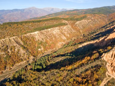 Bulgaristan 'ın Kyustendil bölgesi, Kyustendil bölgesindeki Stob piramitlerinin Hava Sonbahar Günbatımı görünümü