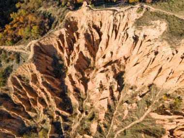 Bulgaristan 'ın Kyustendil bölgesi, Kyustendil bölgesindeki Stob piramitlerinin Hava Sonbahar Günbatımı görünümü