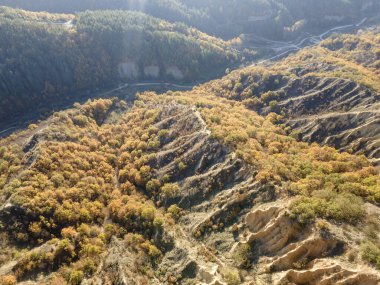 Bulgaristan 'ın Kyustendil bölgesi, Kyustendil bölgesindeki Stob piramitlerinin Hava Sonbahar Günbatımı görünümü