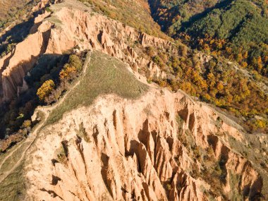 Bulgaristan 'ın Kyustendil bölgesi, Kyustendil bölgesindeki Stob piramitlerinin Hava Sonbahar Günbatımı görünümü