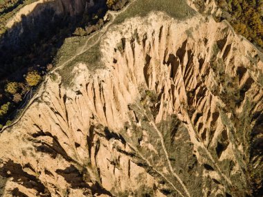 Bulgaristan 'ın Kyustendil bölgesi, Kyustendil bölgesindeki Stob piramitlerinin Hava Sonbahar Günbatımı görünümü