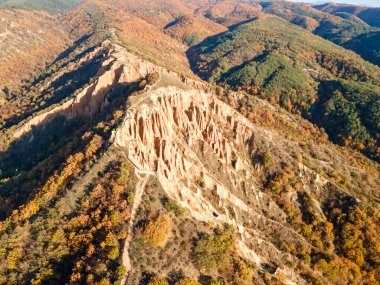 Bulgaristan 'ın Kyustendil bölgesi, Kyustendil bölgesindeki Stob piramitlerinin Hava Sonbahar Günbatımı görünümü