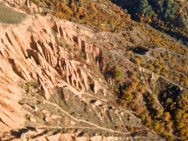 Bulgaristan 'ın Kyustendil bölgesi, Kyustendil bölgesindeki Stob piramitlerinin Hava Sonbahar Günbatımı görünümü