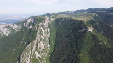 Bulgaristan 'ın Balkan Dağları' ndaki Vratsata Geçidi Şaşırtıcı Havacılık Yaz Manzarası