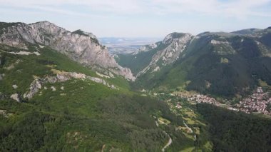 Bulgaristan 'ın Balkan Dağları' ndaki Vratsata Geçidi Şaşırtıcı Havacılık Yaz Manzarası