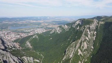 Bulgaristan 'ın Balkan Dağları' ndaki Vratsata Geçidi Şaşırtıcı Havacılık Yaz Manzarası