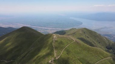 Bulgaristan 'ın Blagoevgrad bölgesindeki Kongur tepesi etrafındaki Belasitsa Dağı' nın havadan yaz manzarası
