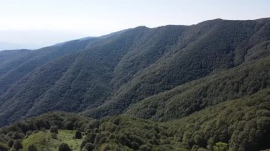 Bulgaristan 'ın Blagoevgrad bölgesindeki Kongur tepesi etrafındaki Belasitsa Dağı' nın havadan yaz manzarası