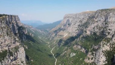 Vikos geçidi ve Pindus Dağları, Zagori, Epirus, Yunanistan 'ın inanılmaz hava manzarası